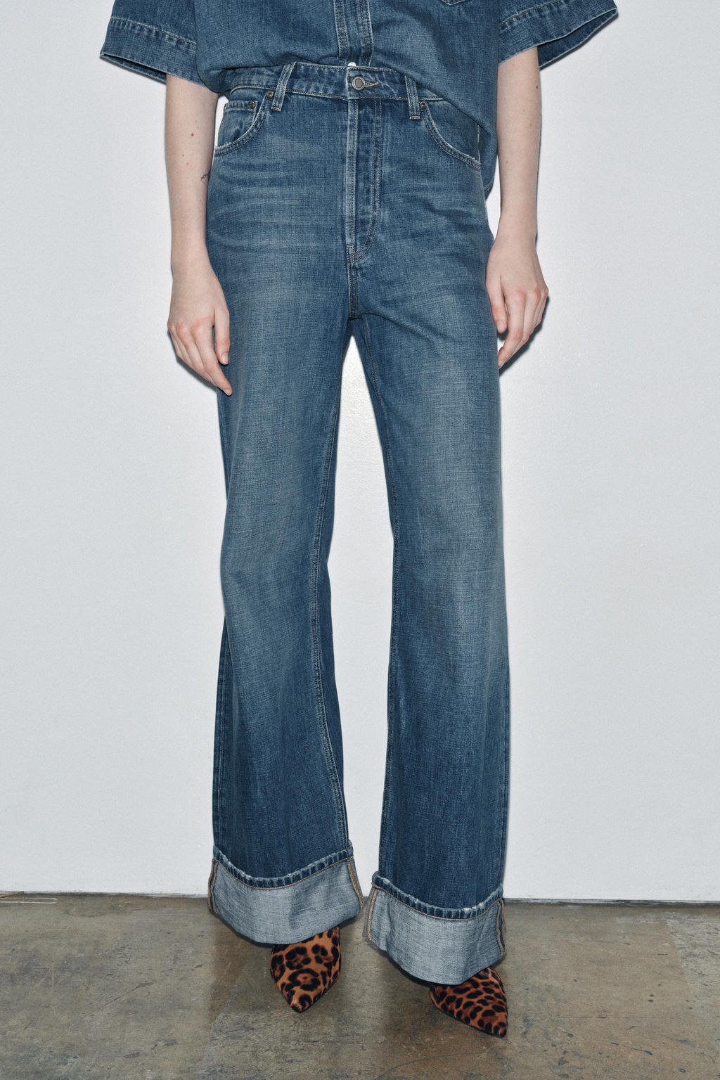 ZW COLLECTION MID-WAIST TURN-UP HEM JEANS - Zara фото 3