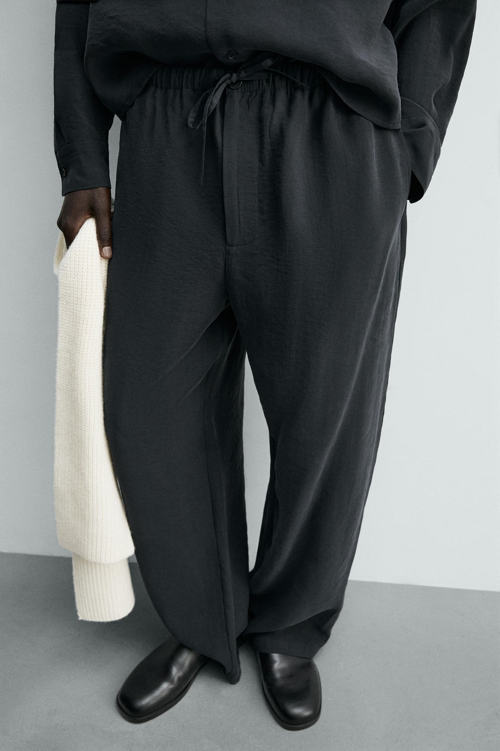 PANTAL?N FLUIDO RELAXED FIT / Negro - Zara фото 5