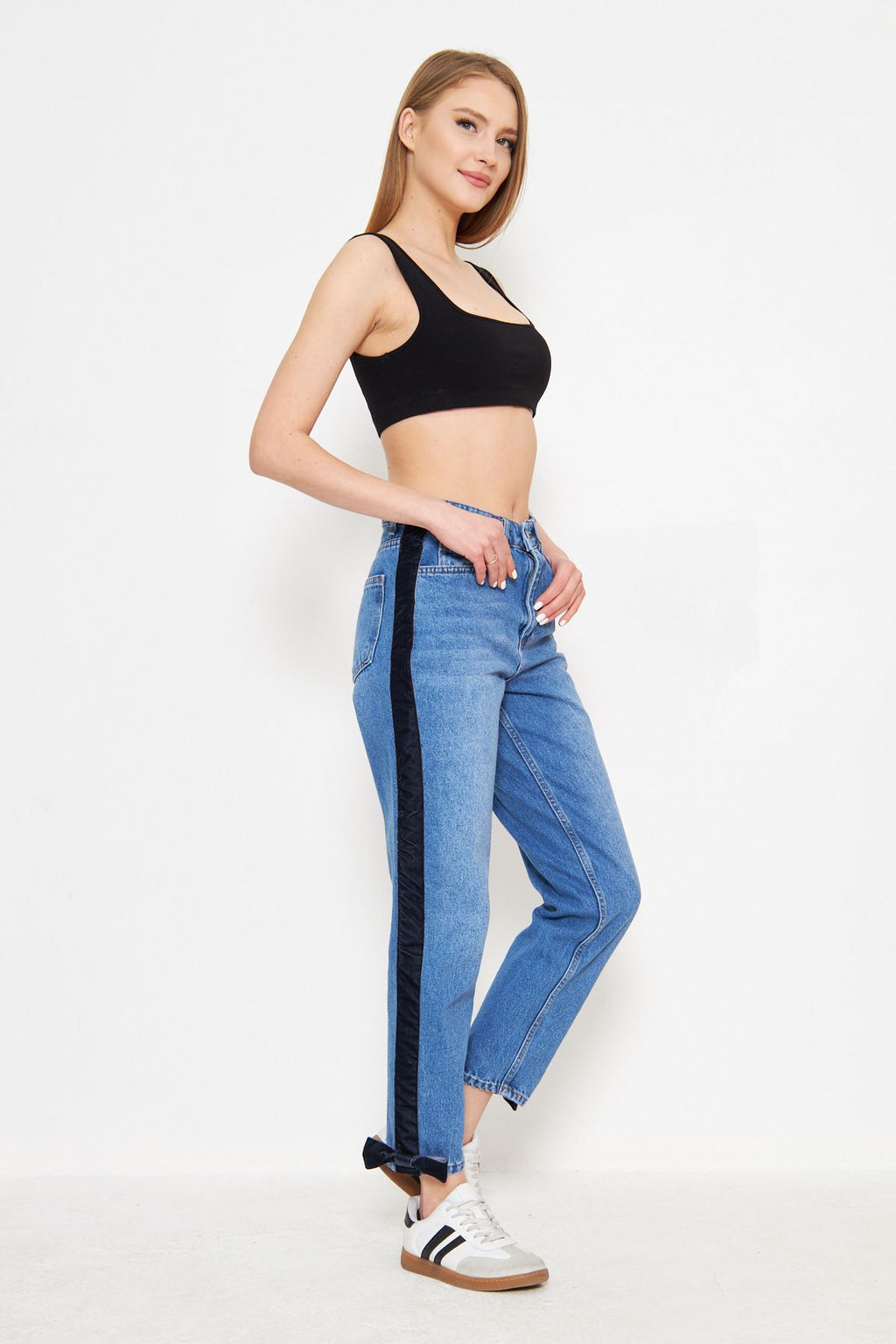 TRENDYOLMILLA Mavi Fiyonk/Kurdele Detayl? Kadife Yan Seritli Yuksek Bel Mom Jeans TWOSS25JE00186