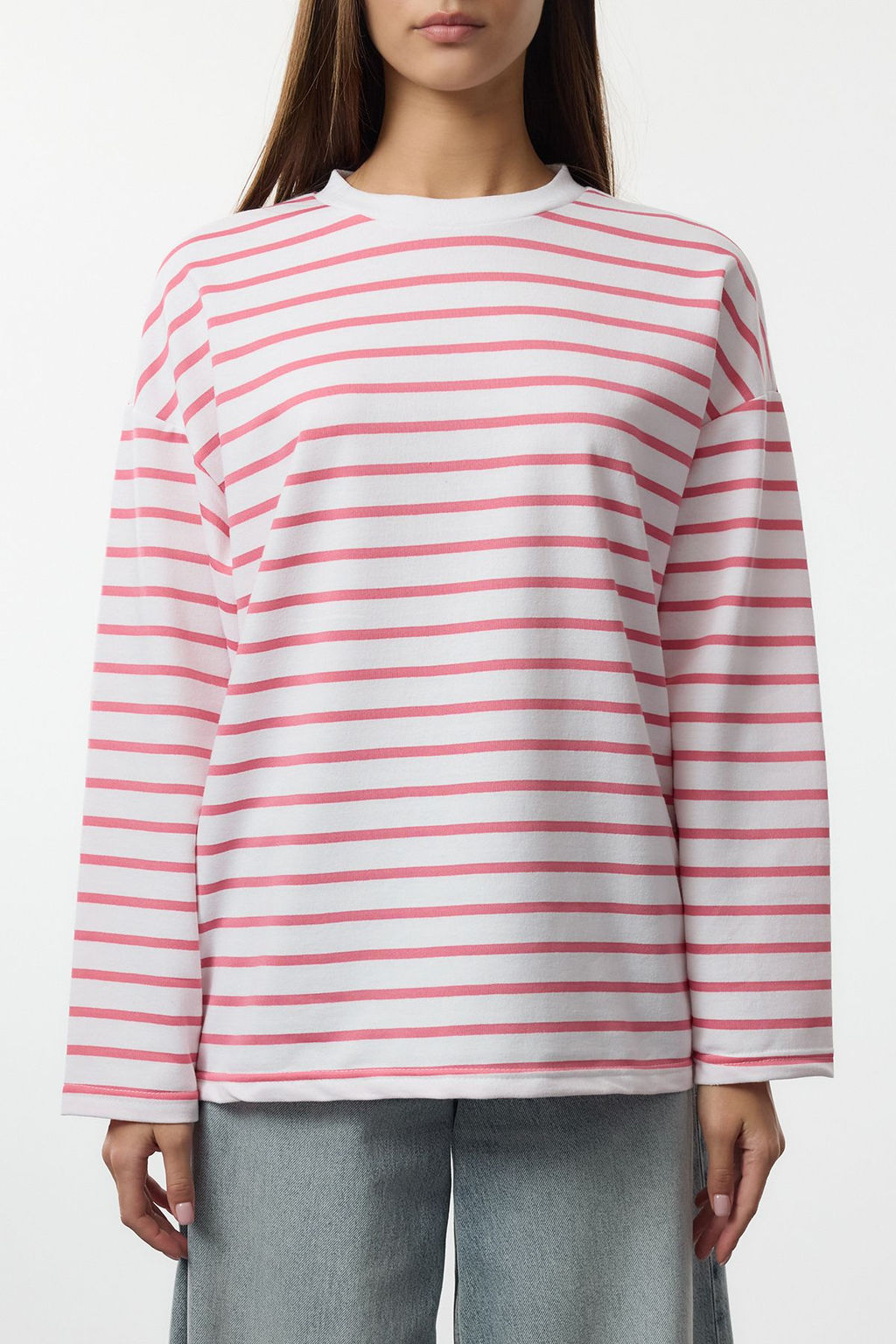 TRENDYOLMILLA Beyaz Cizgili Oversize/Genis Kesim Bisiklet Yaka Ince Orme Sweatshirt TWOAW23SW00326 фото 12