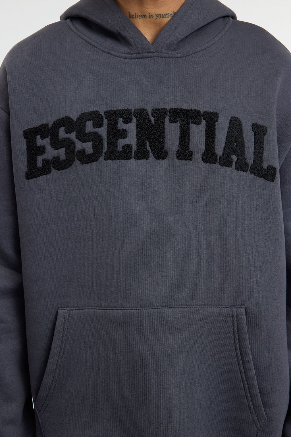 TRENDYOL MAN Antrasit Oversize/Genis Kesim Yaz? Nak?sl? Ici Polar/S?cak Tutan Kapusonlu Sweatshirt TMNAW25SW00180 - Trendyolmilla фото 4