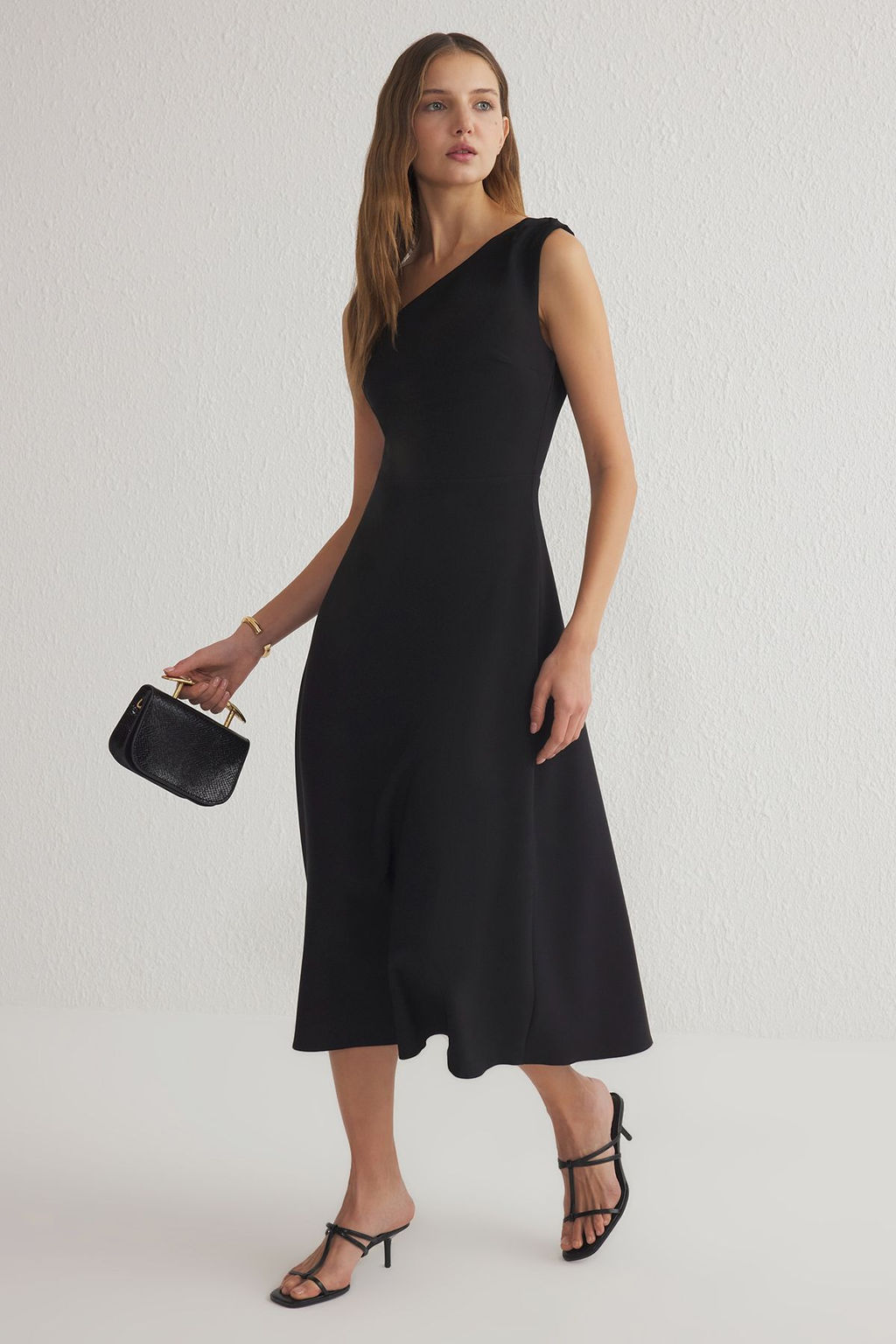 TRENDYOLMILLA Siyah Etegi Belden Ac?lan Tek Omuz Midi Dokuma Elbise TWOSS25EL00273