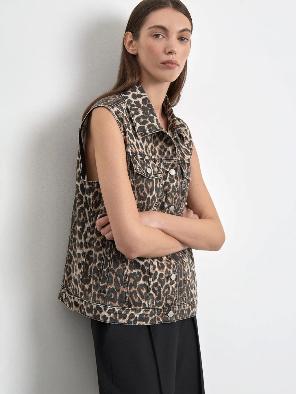 ЕМКА / Джинсовый жилет с леопардовым принтом - Emka фото 6