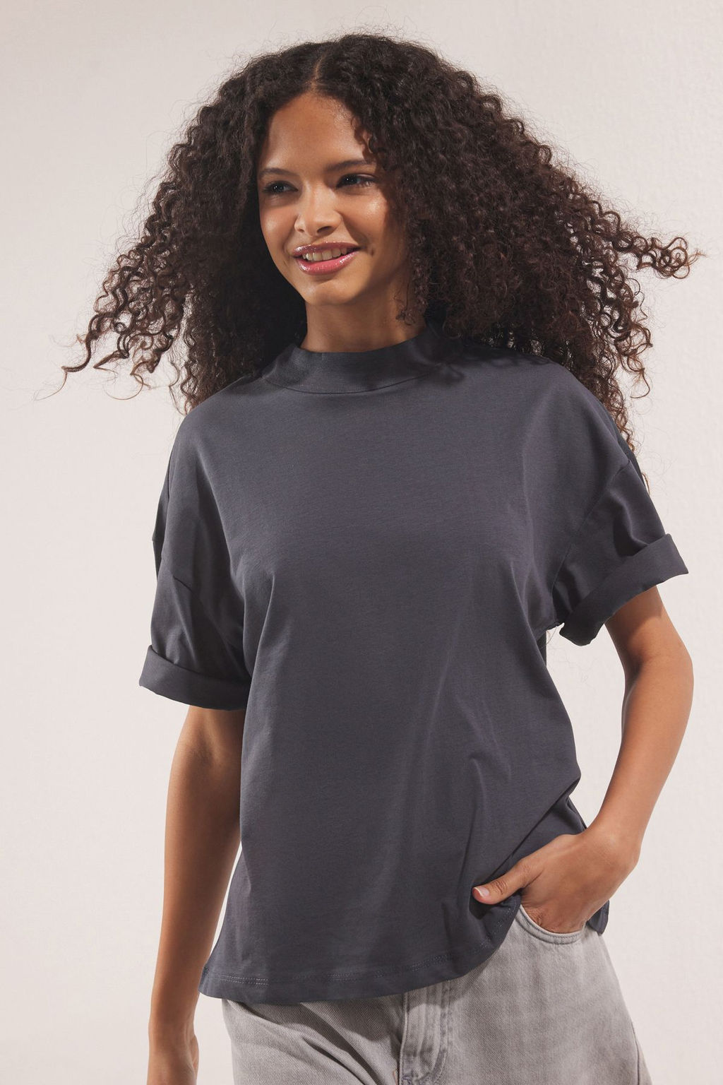 Antrasit %100 Kal?n Pamuklu Dik Yaka Truvakar Kol Orme T-Shirt TWOSS24TS00074