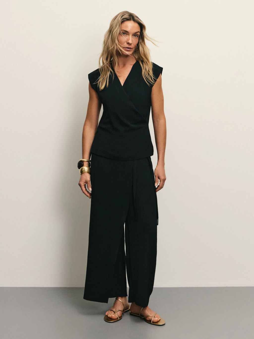 Струящийся топ на запах из фактурной ткани / Zarina фото 2