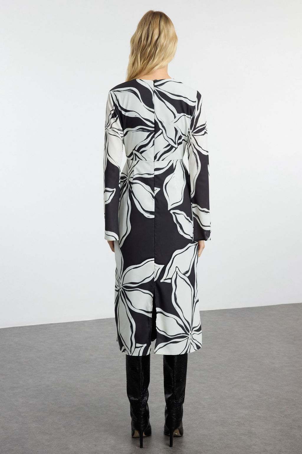 TRENDYOLMILLA Siyah Cicek Desenli A Kesim Baglama Detayl? V Yaka Midi Saten Dokuma Elbise TWOAW25EL00237  фото 10