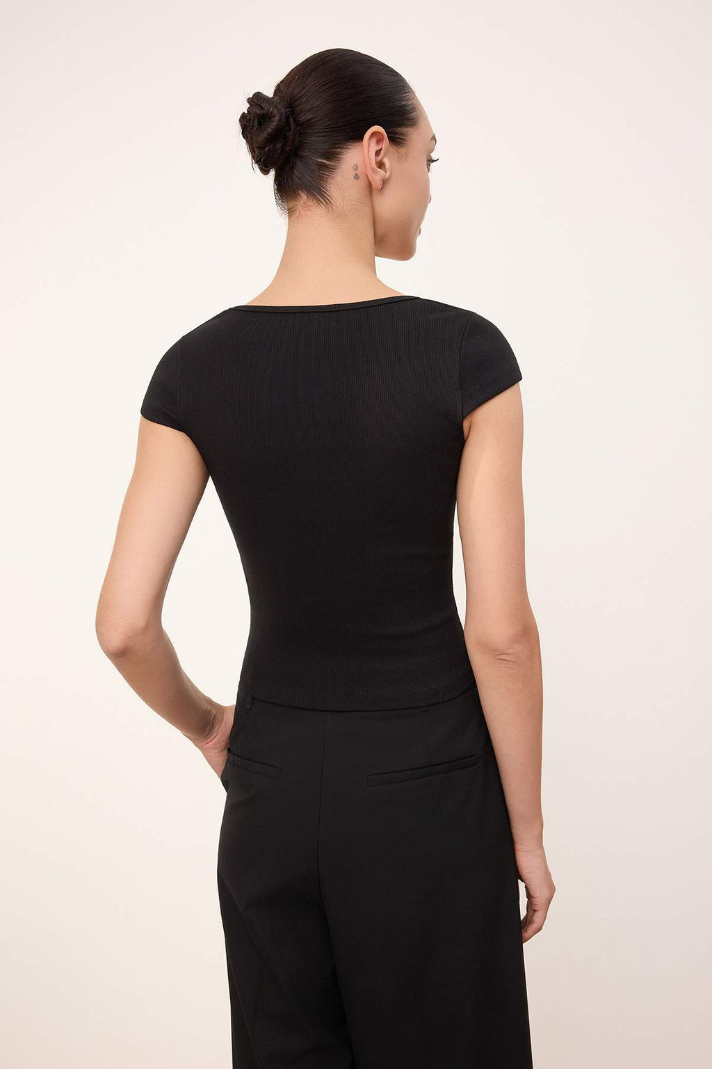 Siyah Fitted Kare Yaka K?sa Kollu Crop Fitilli Esnek Orme Bluz TWOSS26BZ00155 - Trendyolmilla фото 7