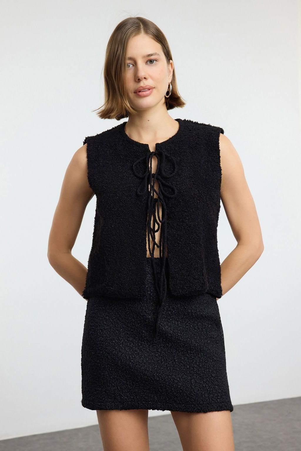 TRENDYOLMILLA Siyah Yumusak Dokulu Kurdele/Fiyonk Detayl? Yelek TWOAW25YE00097  фото 2