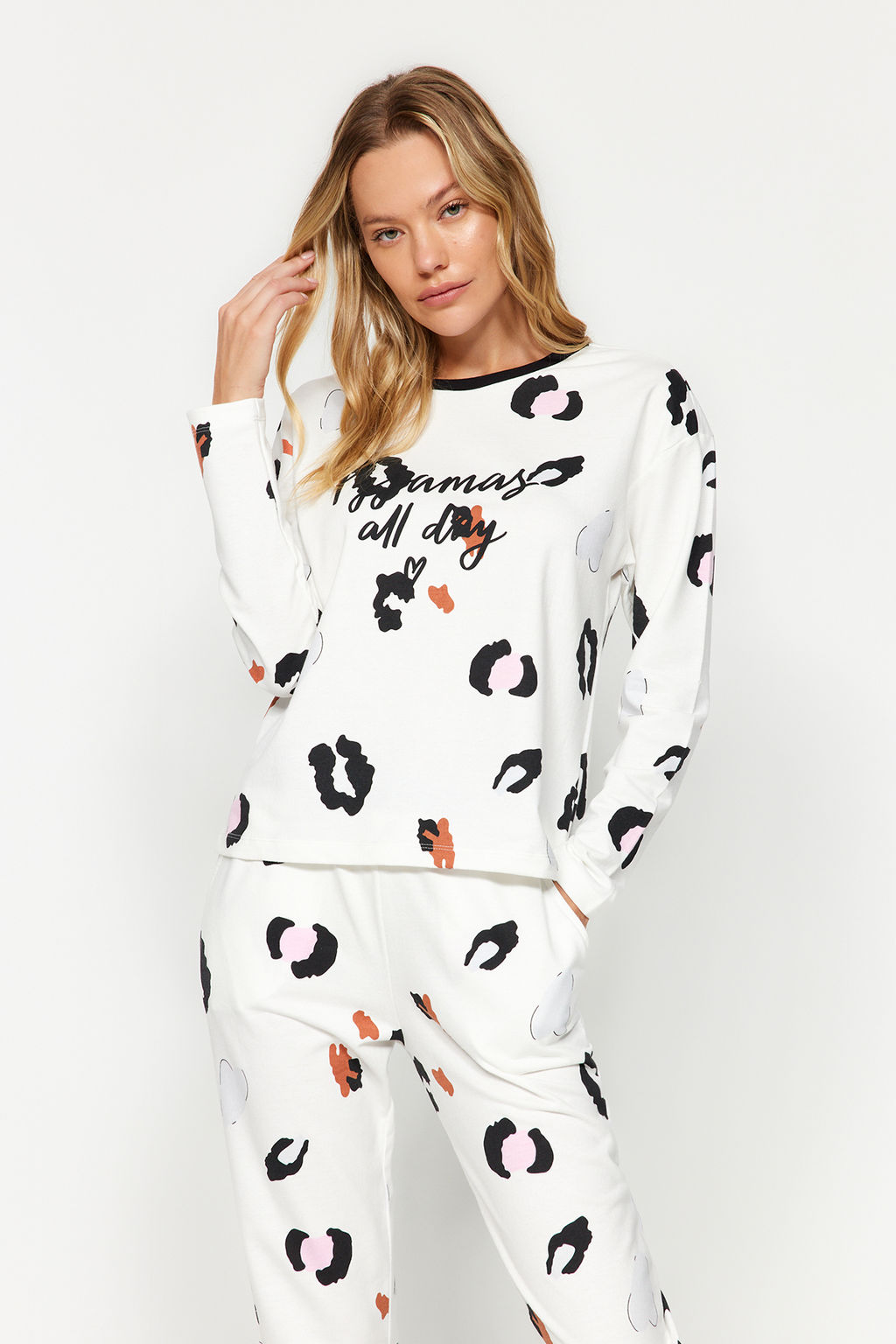 Beyaz %100 Pamuklu Leopar Desenli Sloganl? Tshirt-Jogger Orme Pijama Tak?m? THMAW24PT00211 - Trendyolmilla фото 4