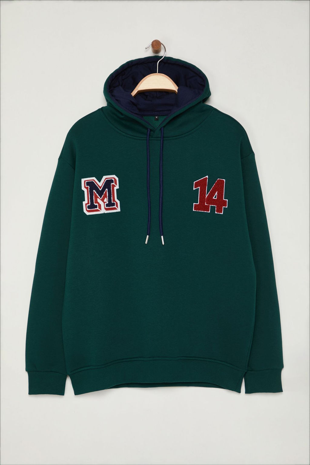 TRENDYOL MAN Zumrut Yesili Oversize/Genis Kesim Harf Patch ve Nak?s Detayl? Kapusonlu Sweatshirt TMNAW25SW00144 - Trendyolmilla фото 6