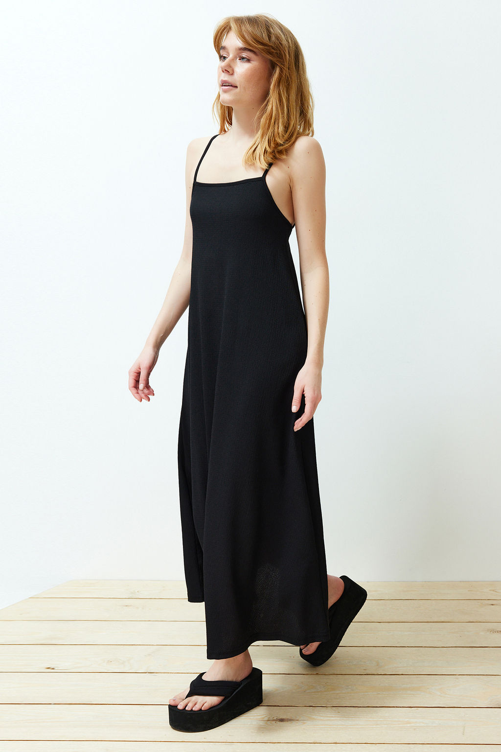 Siyah Ayarlanabilir Ask?l? A-Line Burumcuk/Dokulu Orme Maxi Elbise TWOSS24EL00060