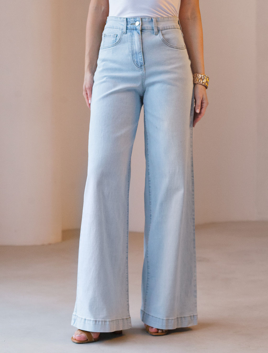 Джинсы-трубы из эластичного денима