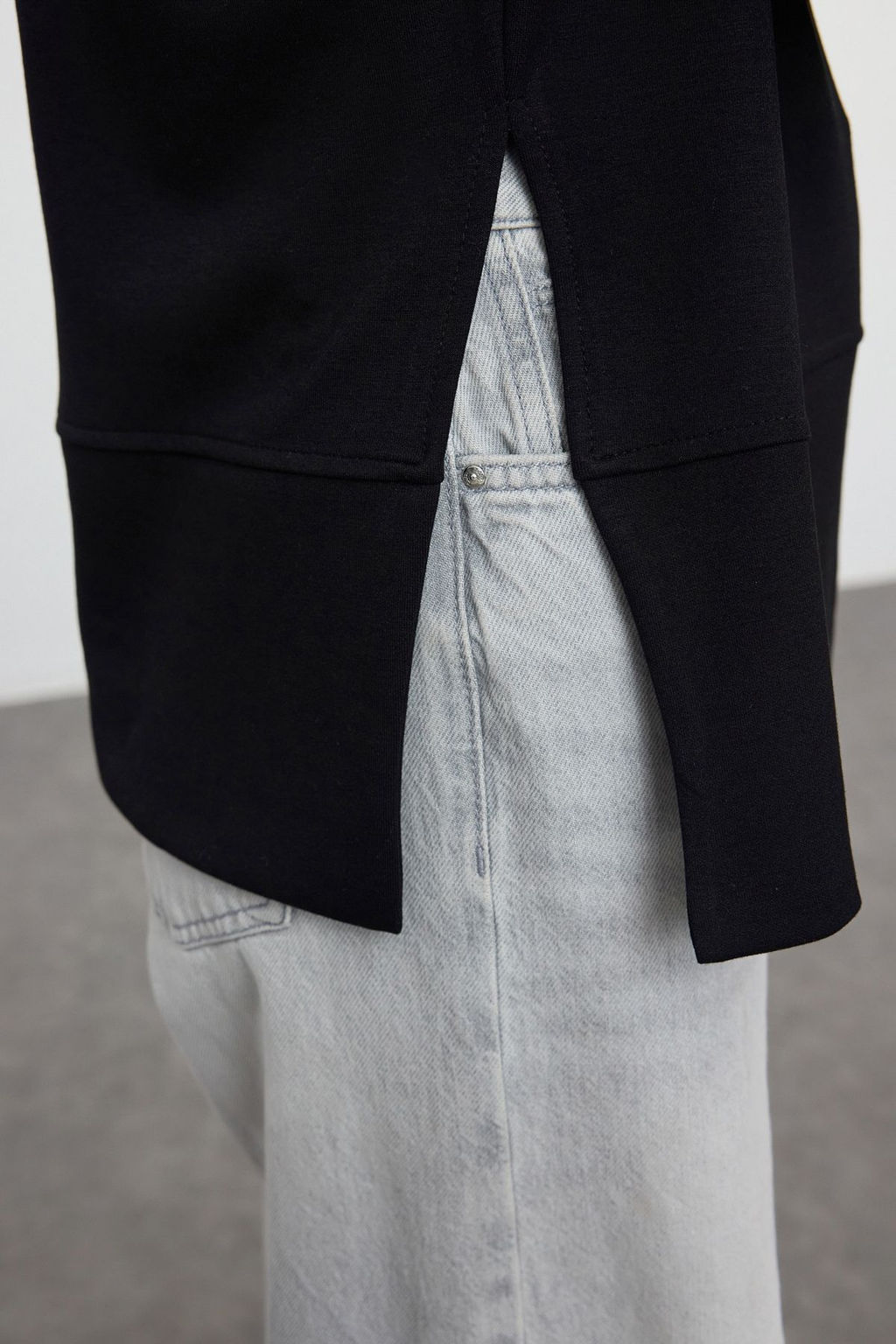 Siyah Oversize/Genis Kesim Y?rtmacl? Bisiklet Yaka Yumusak Tuseli Orme Sweatshirt TWOAW25SW00057 - Trendyolmilla фото 4