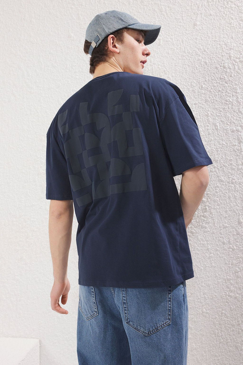 TRENDYOL MAN Beyaz Oversize/Genis Kesim Kabar?k S?rt Bask?l? %100 Pamuk T-Shirt TMNSS25TS00082