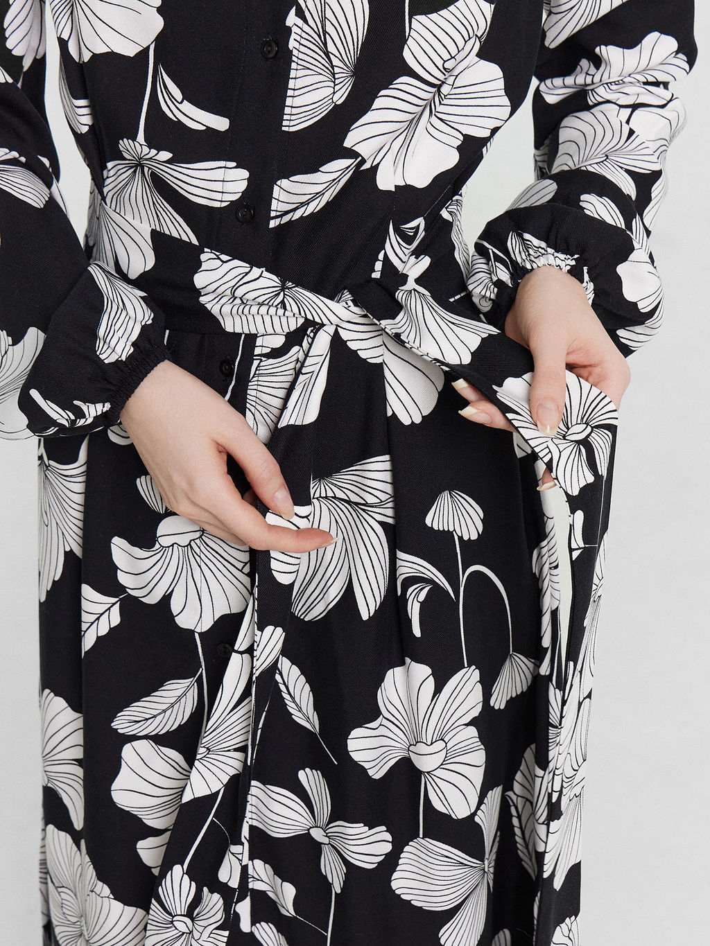 Платье рубашка женское черное с цветочным принтом цветы на черном 152555