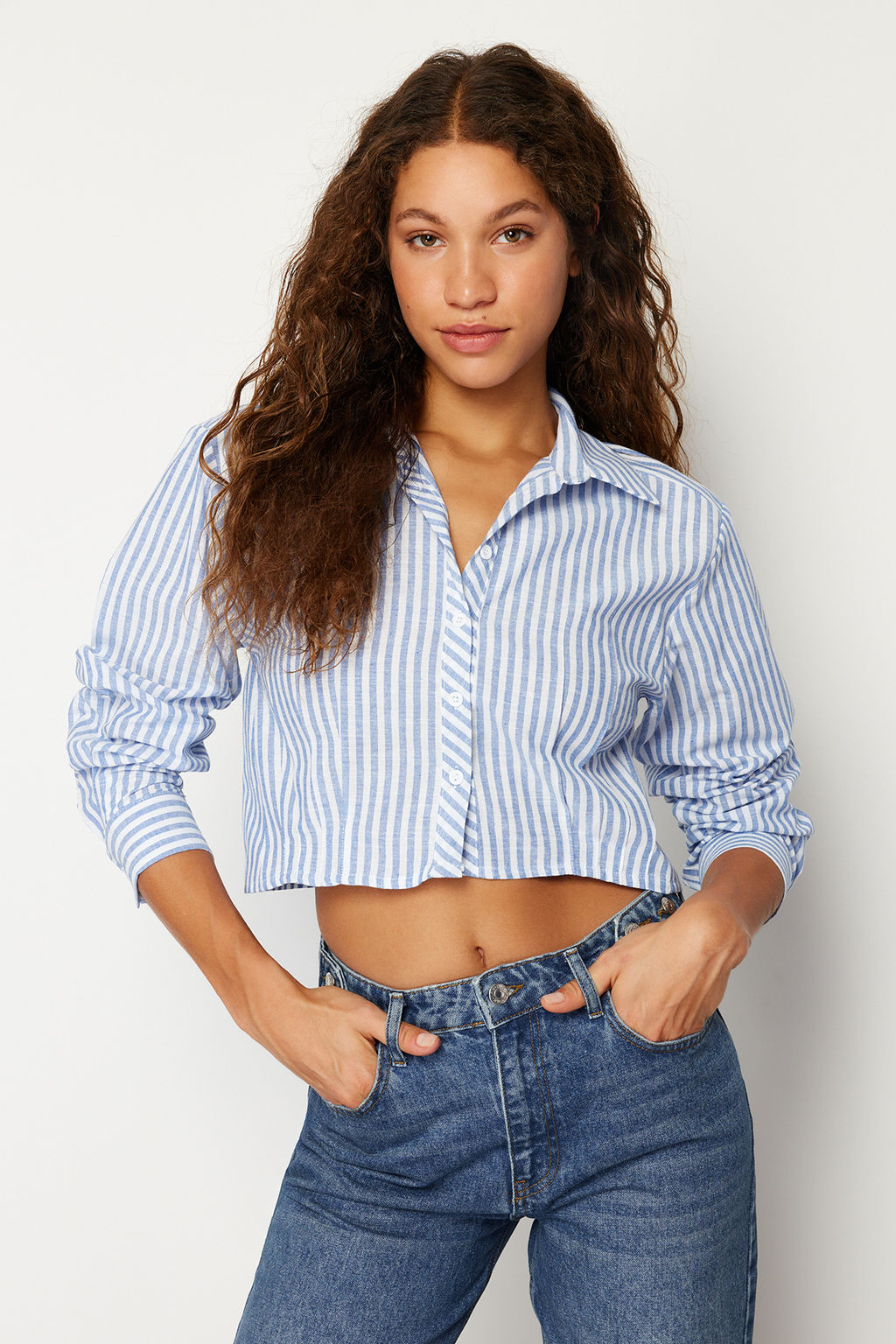 TRENDYOLMILLA Mavi Cizgili Dusuk Kol Crop Regular Normal Kal?p Dokuma Gomlek TWOSS24GO00092