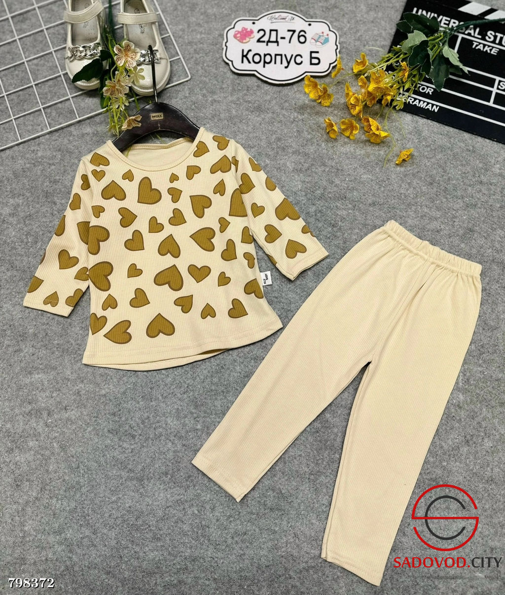 Костюм для девочки с сердцами