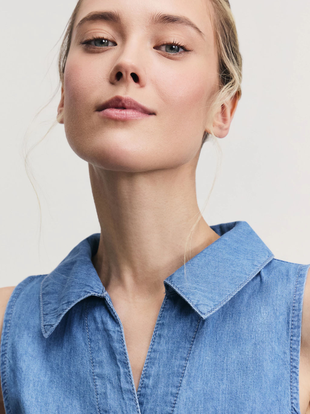 Джинсовая рубашка без рукавов / Zarina фото 6