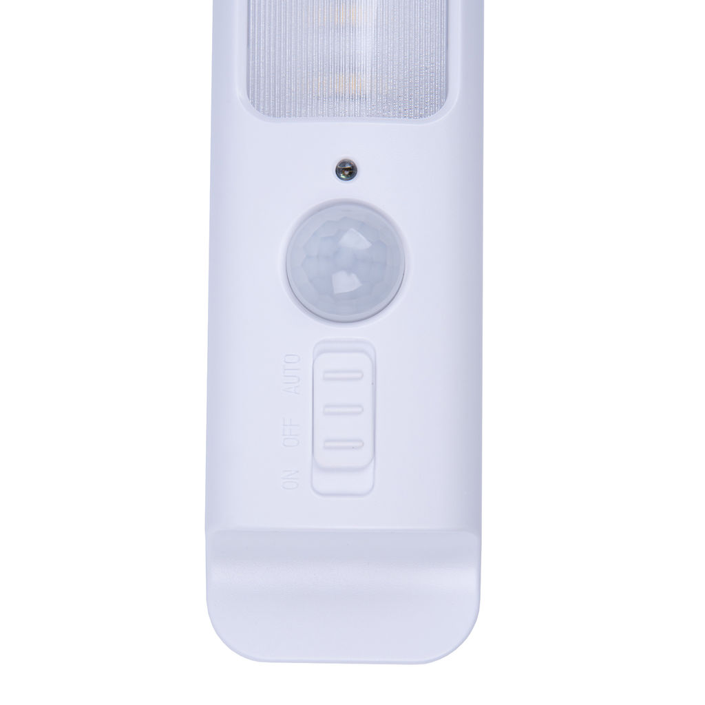 ULM-F47-0,9W/4500K/3AA SENSOR IP20 WHITE Светильник светодиодный для мебели с датчиком движения. Питание 3АА (не в/к). 200*42*36,5мм. 150Lm. ТМ Uniel