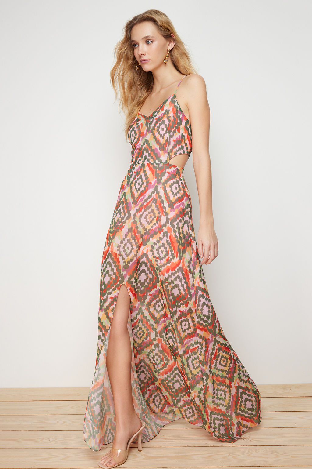 TRENDYOLMILLA Cok Renkli A Kesim Astarl? Pencere/Cut Out Detayl? Cicek Desenli Maxi Dokuma Elbise TWOSS20EL1270