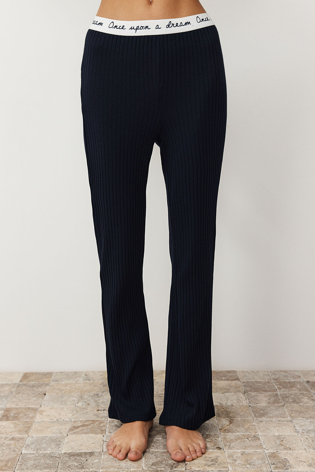 Trendyolmilla Lacivert Slogan Bask?l? Lastik Detayl? Fitilli T-shirt-Pantolon Orme Pijama THMSS21PT1016  фото 15