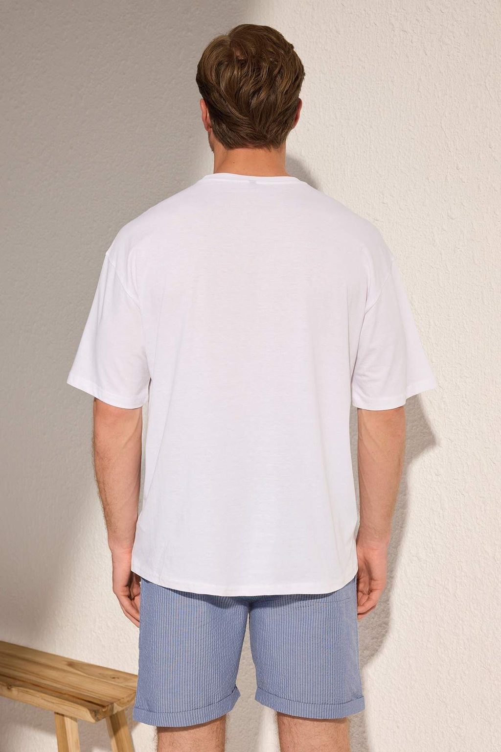 Trendyolmilla Man Beyaz Oversize/Genis Kesim Bisiklet Yaka Aplike Manzara Bask?l? T-Shirt TMNSS25TS00220  фото 4