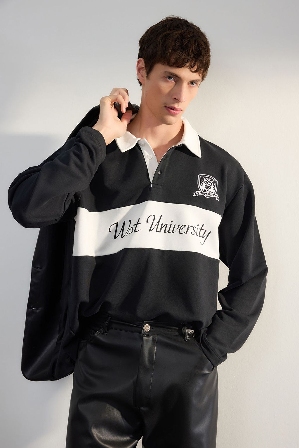 TRENDYOL MAN Siyah Premium Oversize/Genis Kesim Nak?s ve Bask? Detayl? Polo Yaka Sweatshirt TMNAW25SW00039