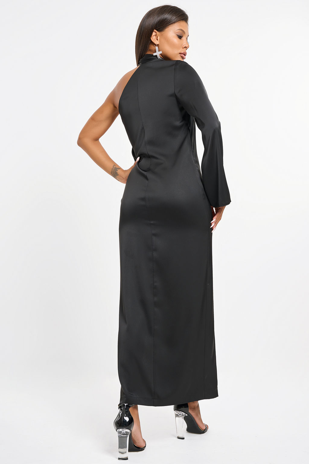 Платье вечернее с ассиметричным вырезом из атласа черное новый год