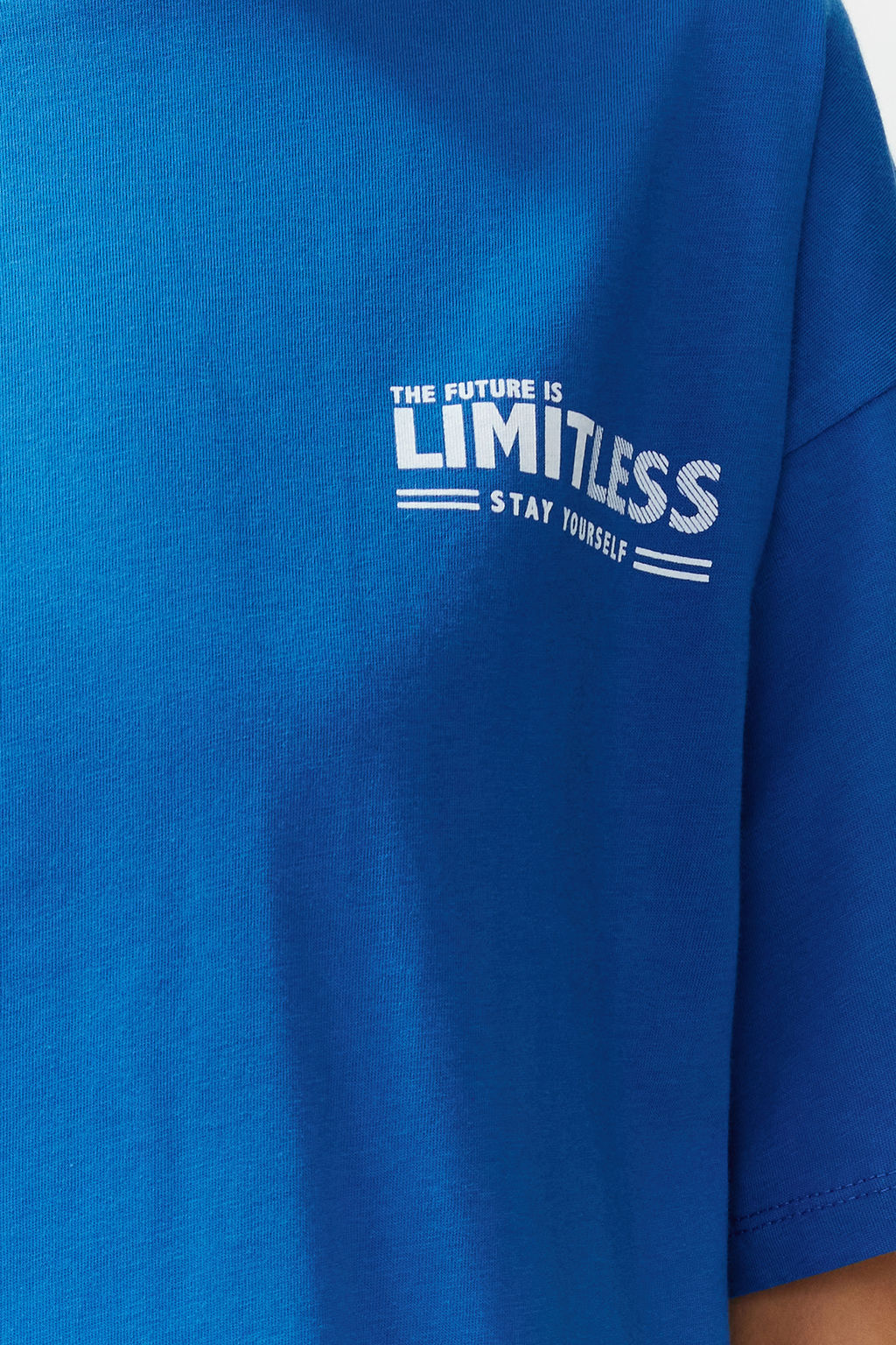 TRENDYOLMILLA Saks %100 Pamuk S?rt ve On Slogan Bask?l? Oversize/Genis Kesim Orme T-Shirt TWOSS24TS00186 фото 4