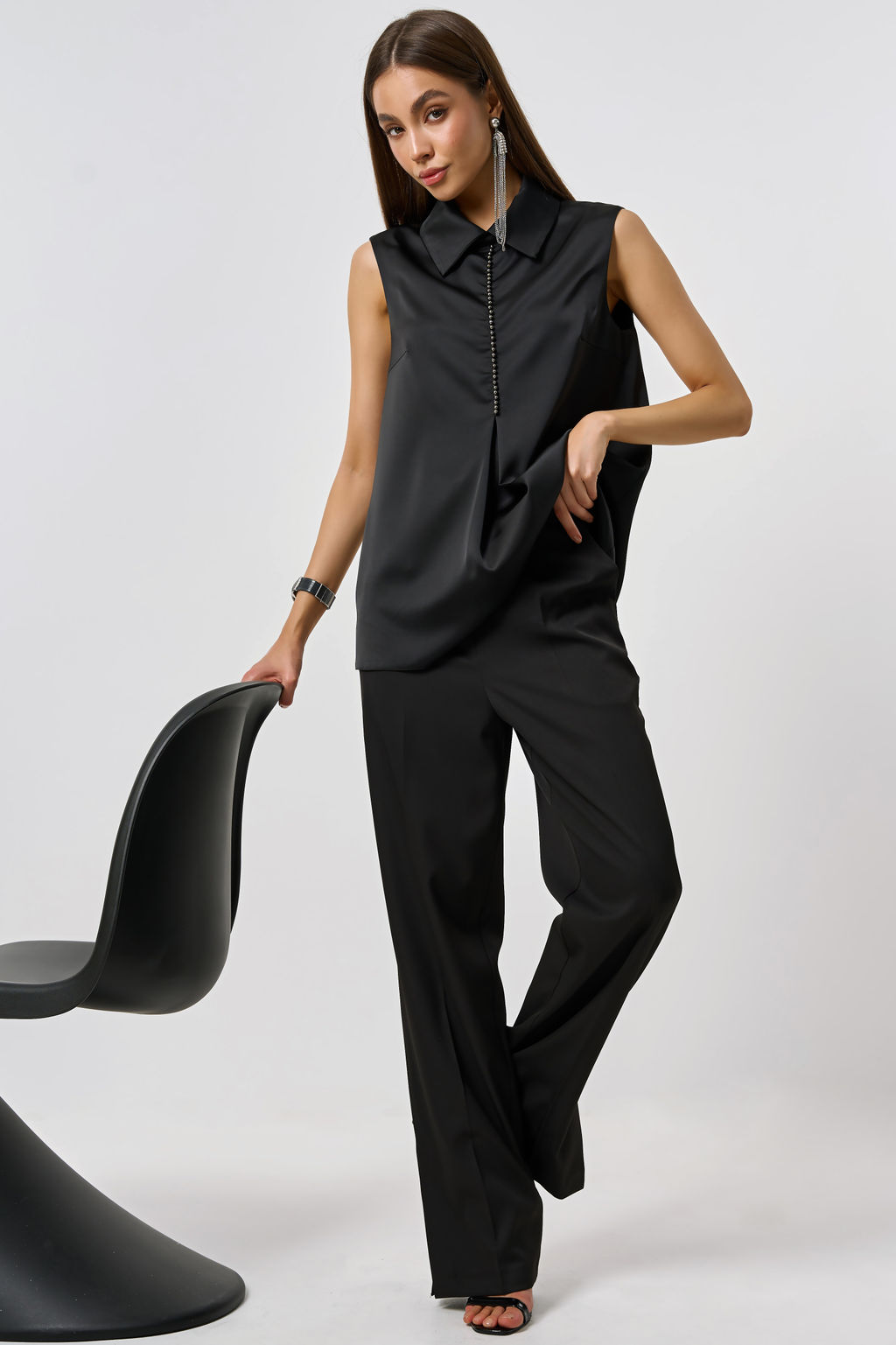 Блузка из атласа с воротником черная