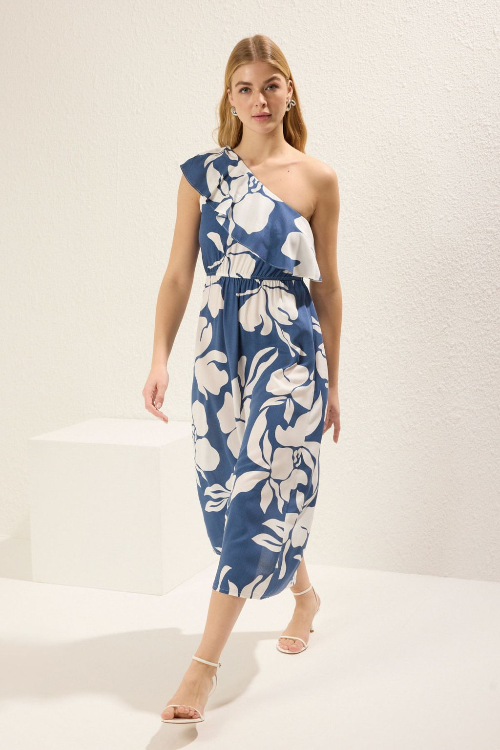 TRENDYOLMILLA Indigo Cicekli Etegi Belden Ac?lan Asimetrik Yaka Midi Dokuma Elbise TWOSS25EL00283 фото 6