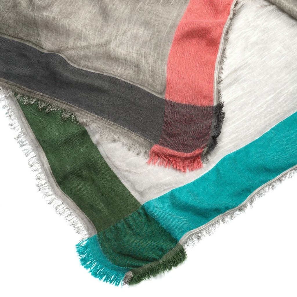 Палантин с бахромой серого цвета из модала