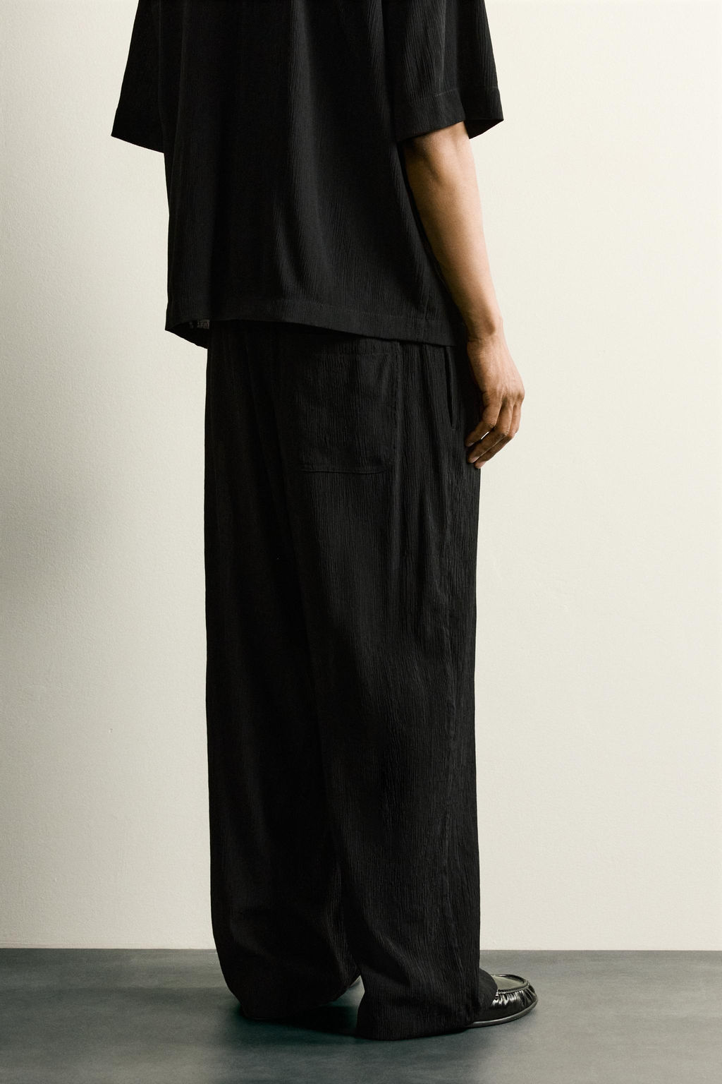 PANTAL?N RELAXED FIT RELIEVE / Negro - Zara фото 3