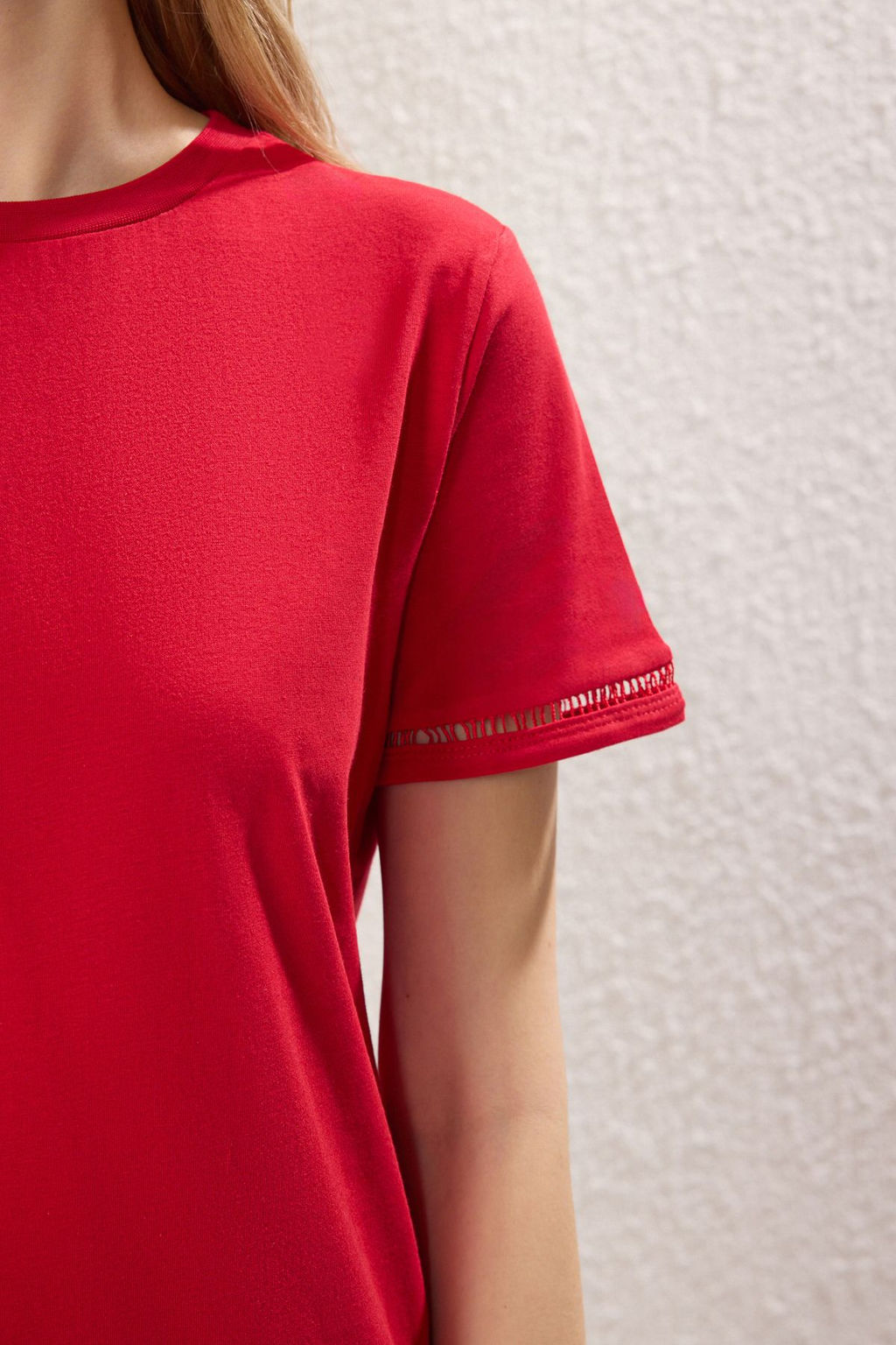 K?rm?z? %100 Pamuk Isleme Detayl? Basic Bisiklet Yaka Orme T-Shirt TWOSS23TS00012