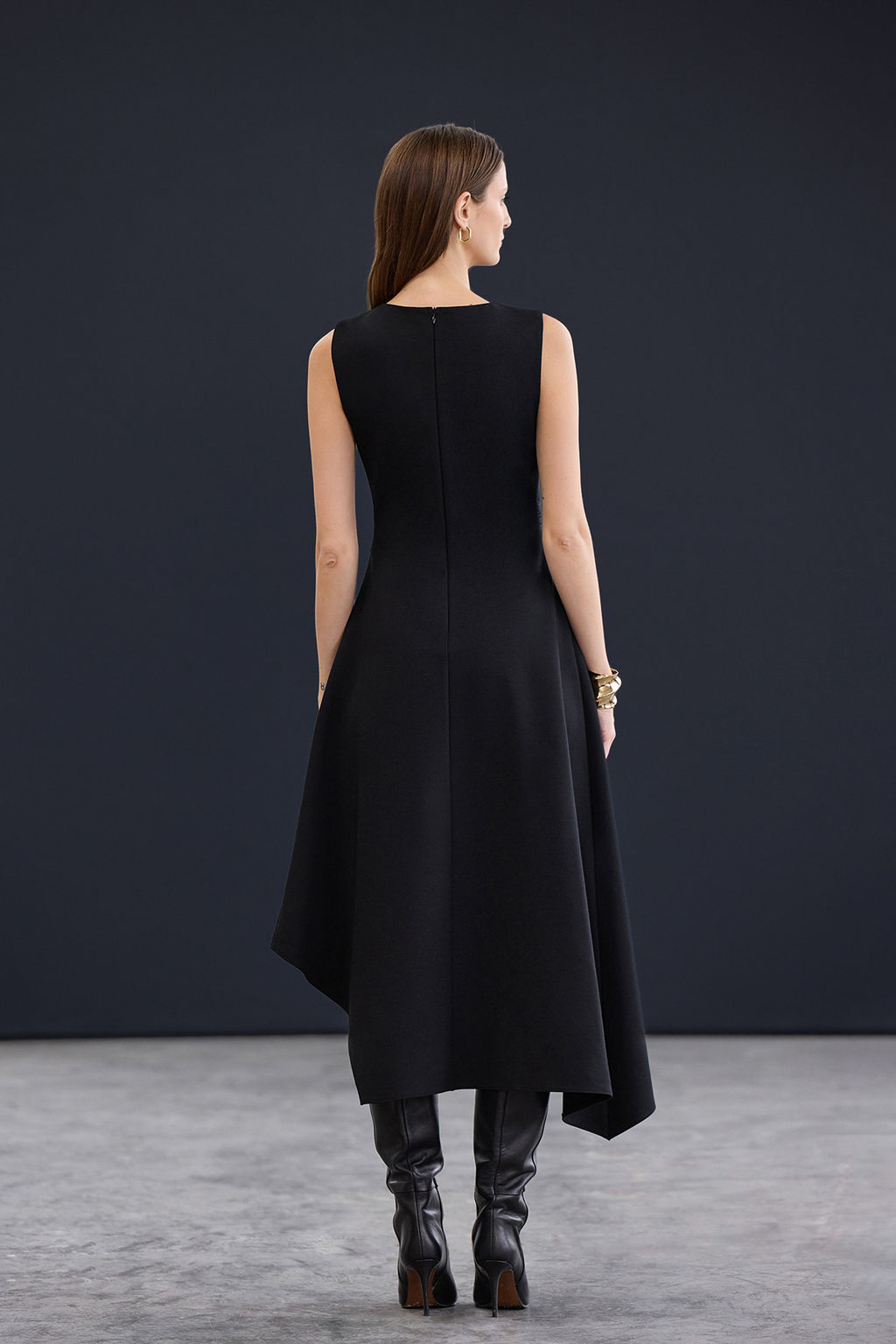 Trendyol Studio Collection Siyah Asimetrik V Yaka Detayl? Midi Esnek Orme Elbise TWOAW26EL00314