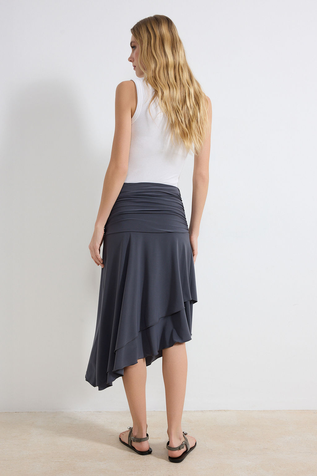 Antrasit Skater Asimetrik F?rf?rl? Yuksek Bel Midi Esnek Orme Etek TWOSS26ET00026 - Trendyolmilla фото 4