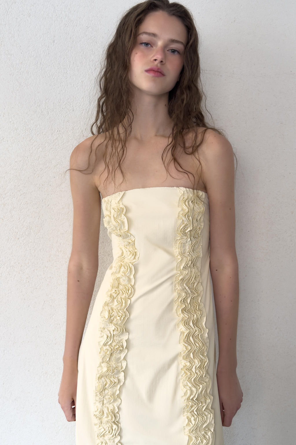 VESTIDO MIDI VOLANTES RELIEVE / Marfil - Zara фото 9