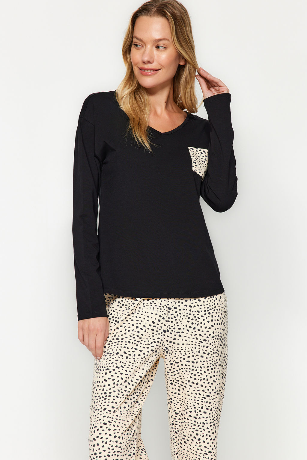 Trendyolmilla Siyah-Cok Renkli %100 Pamuklu Leopar Desenli Tshirt-Pantolon Orme Pijama Tak?m? THMAW24PT00209