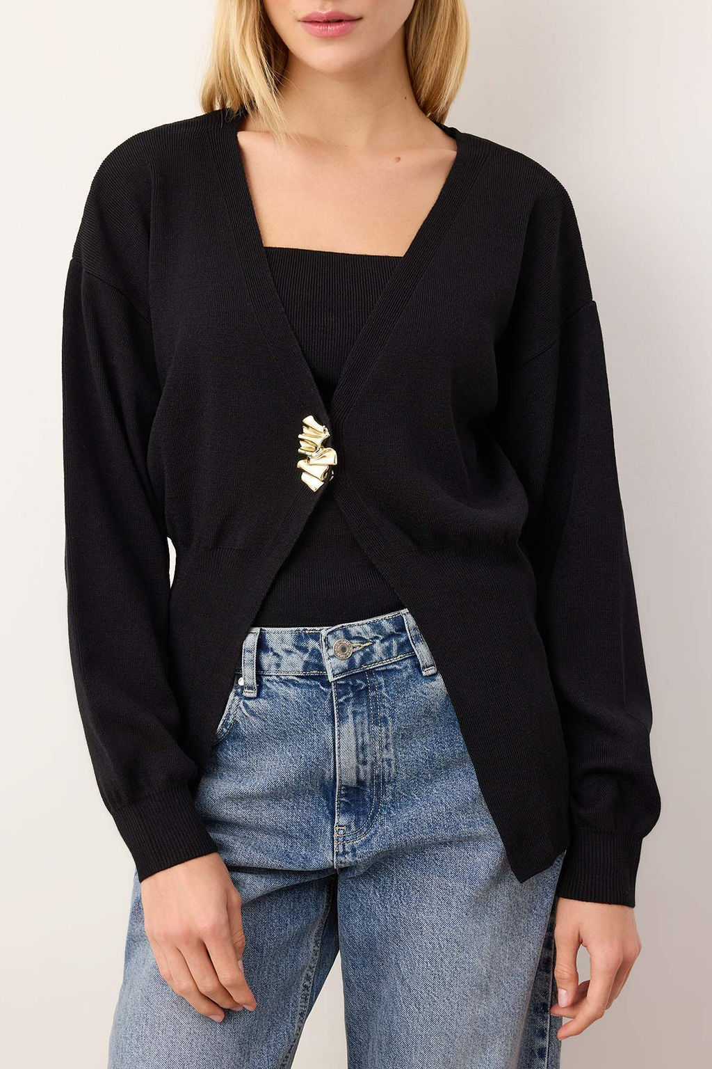 Siyah Dugme Detayl? Genis Kal?p V Yaka Triko H?rka-Bluz Tak?m TWOAW26HI00017