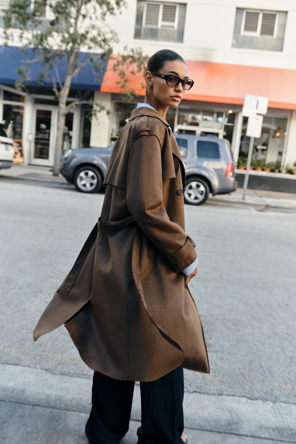 TRENCH LARGO EFECTO ANTE CINTUR?N / Marr?n - Zara фото 3