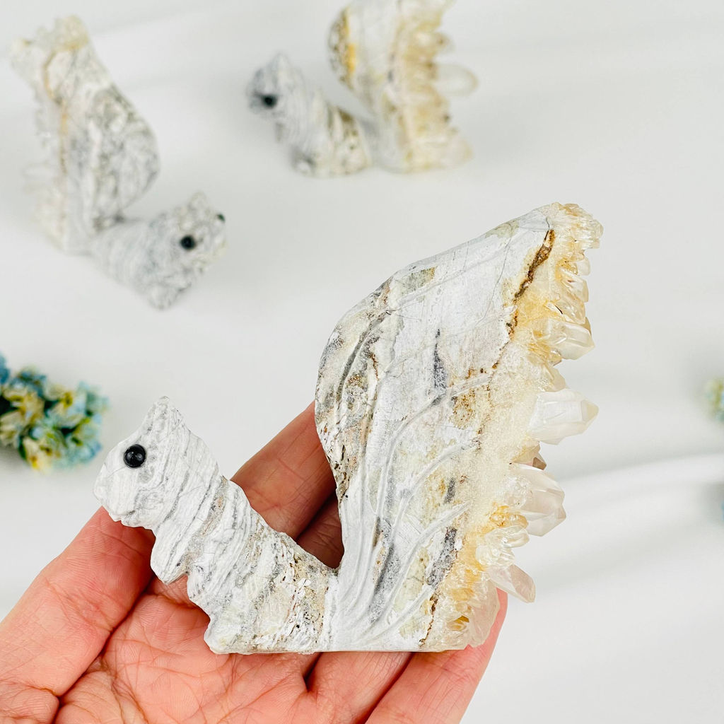 Белка из камня с друзами Горного Хрусталя - Радуга самоцветов фото 2