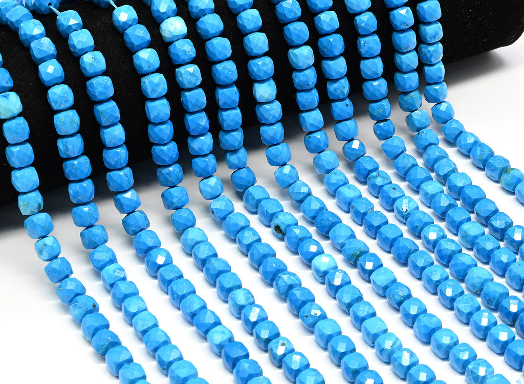 Бусины из бирюзы кубик гр.7мм, 38см, 55 бусин Радуга камня