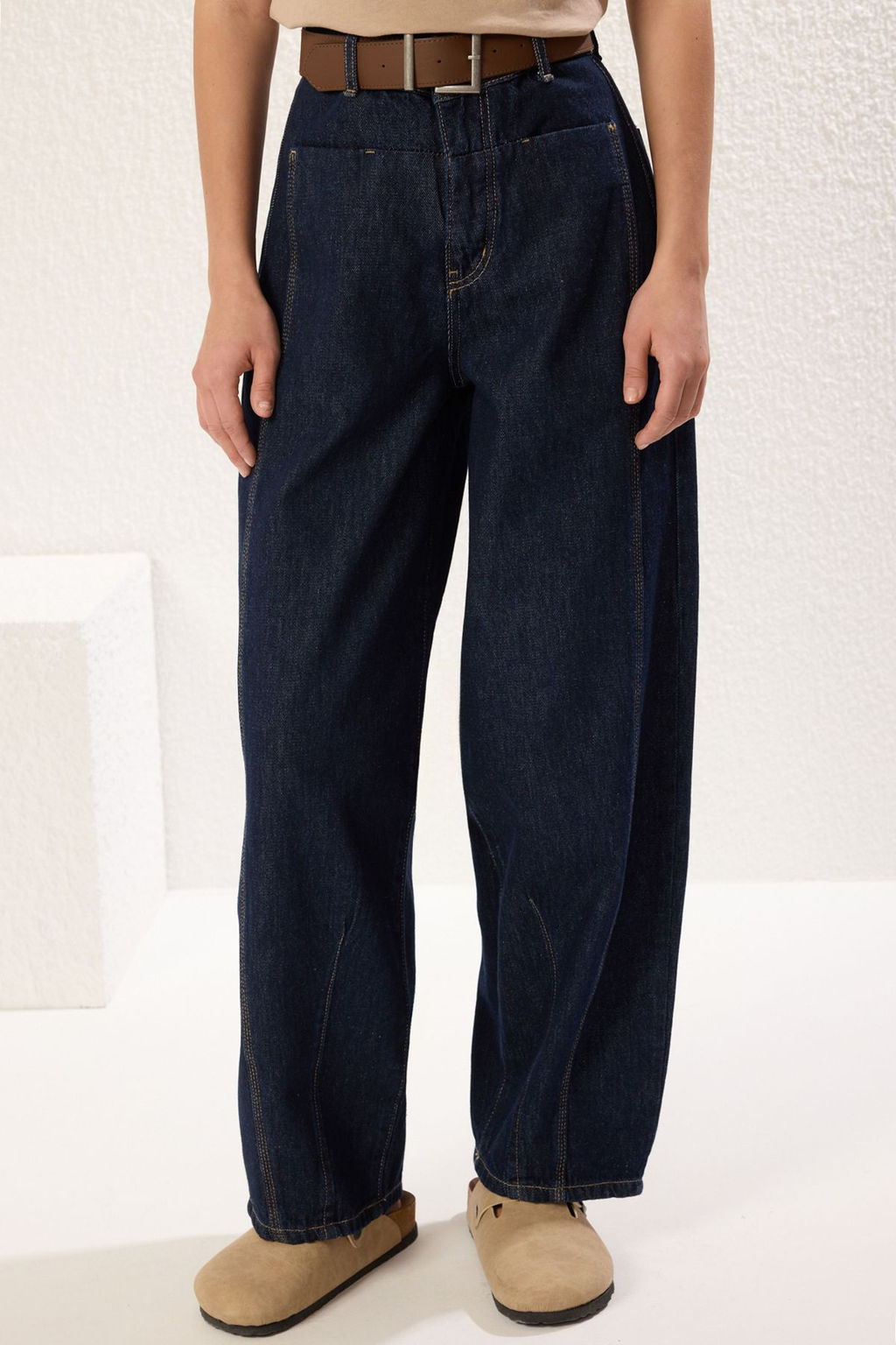 TRENDYOLMILLA Koyu Mavi Kahverengi Kemerli Dikis Detayl? Yuksek Bel Barrel Balon Jeans TWOSS25JE00182  фото 3