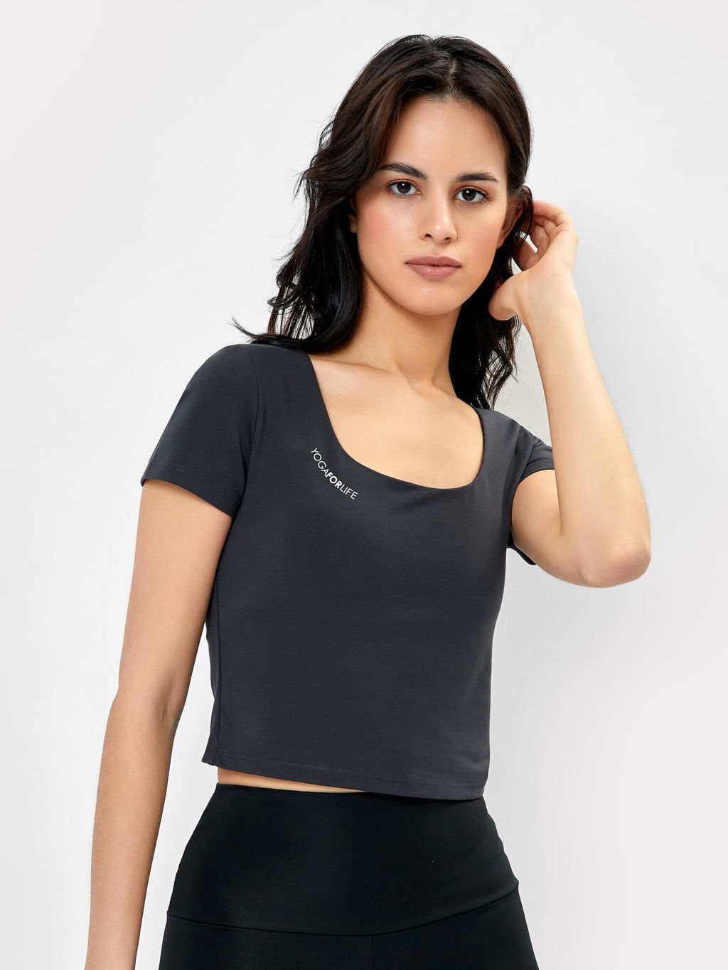 Топ женский спортивный с короткими рукавами в графитовом оттенке, с надписью графит +печать 302771 - Mark formelle фото 2