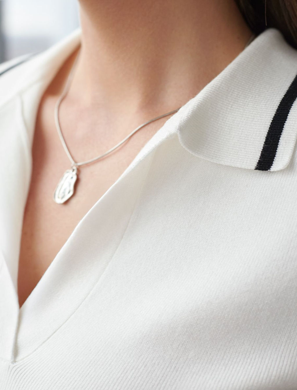 Джемпер с воротником-поло с коротким рукавом тонкой вязки из вискозы