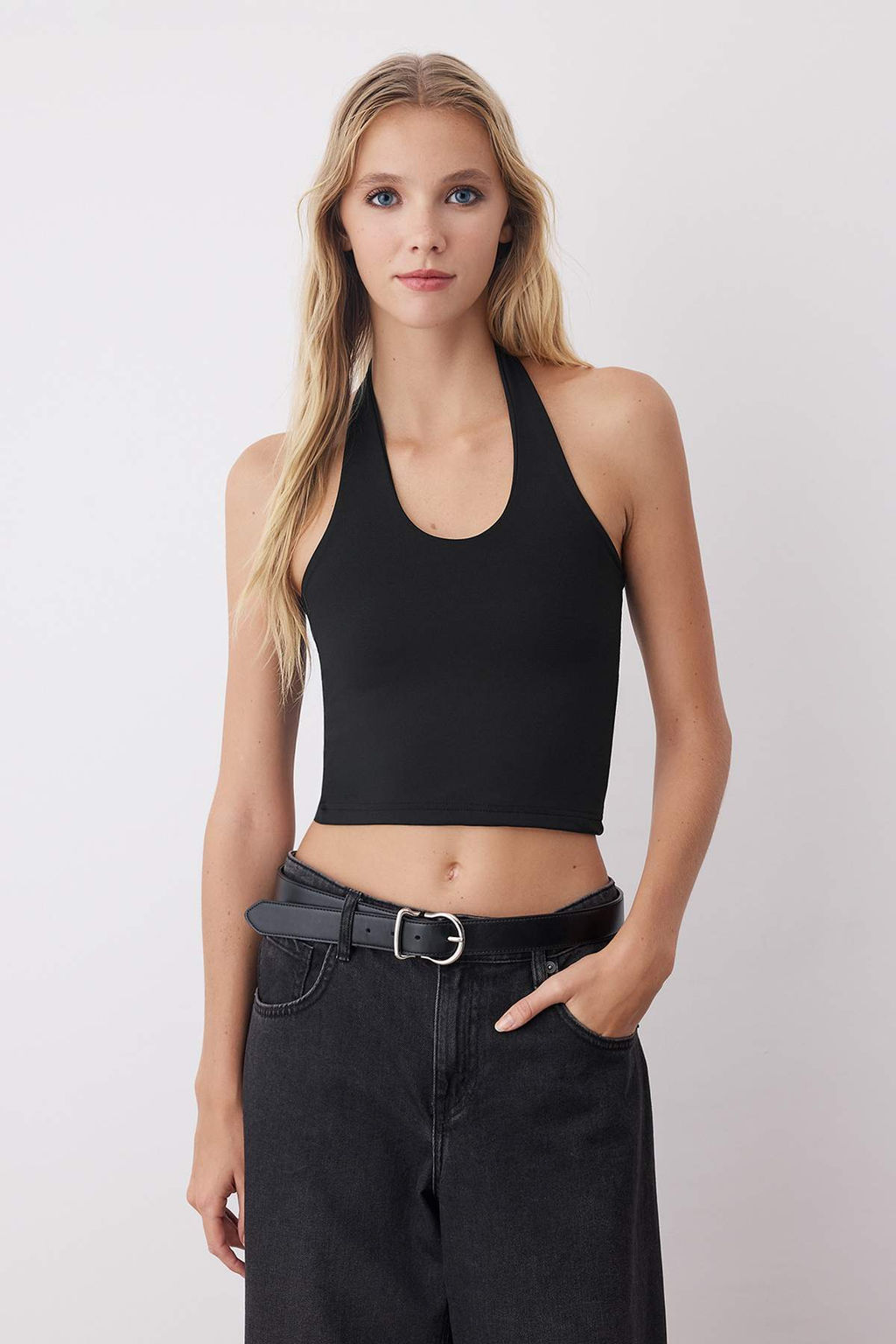 Siyah-Beyaz Boyundan Gecmeli Vucuda Oturan Crop Esnek Orme Bluz TWOAW26BZ00251