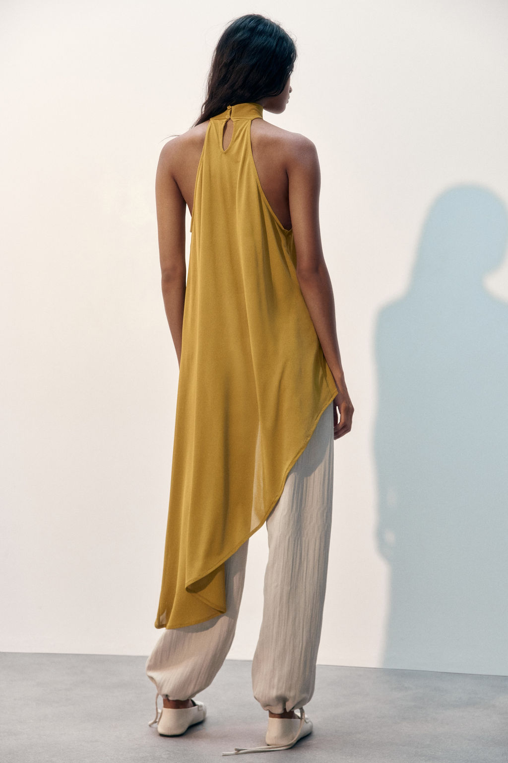 Top asim?trico con escote halter - H&m фото 5