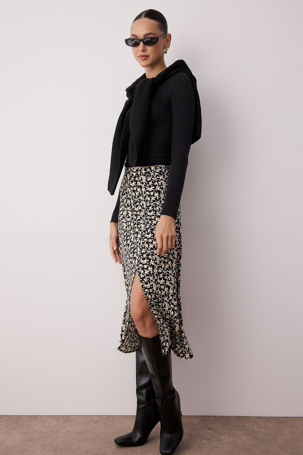 Siyah Y?rtmac Detayl? Cicek Desenli Viskon Kumasl? Midi Dokuma Etek TWOSS20ET0230