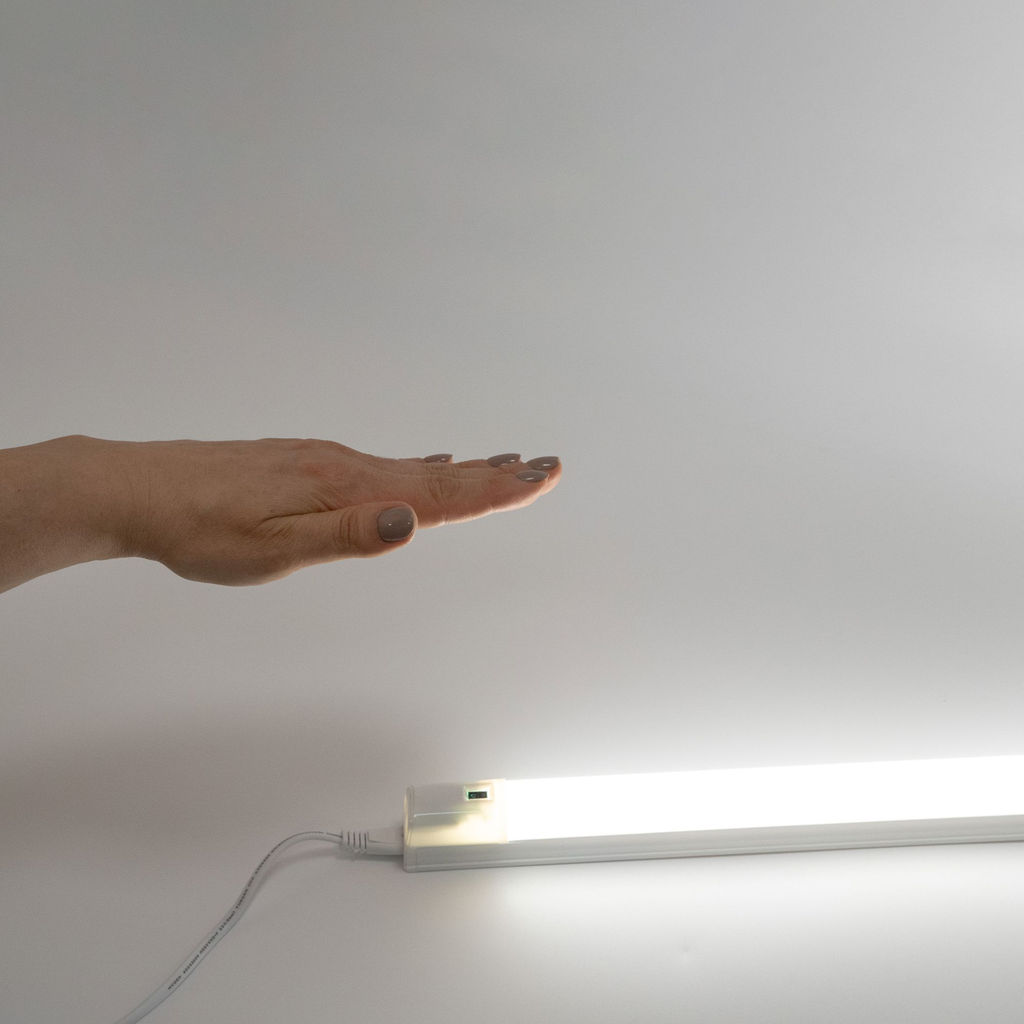 ULI-L24-8W/4200K SENSOR IP20 WHITE Светильник линейный светодиодный (аналог Т8), с бесконтактным выключателем. 560х28х42мм. Белый свет. 600Lm. Корпус белый. TM Uniel.