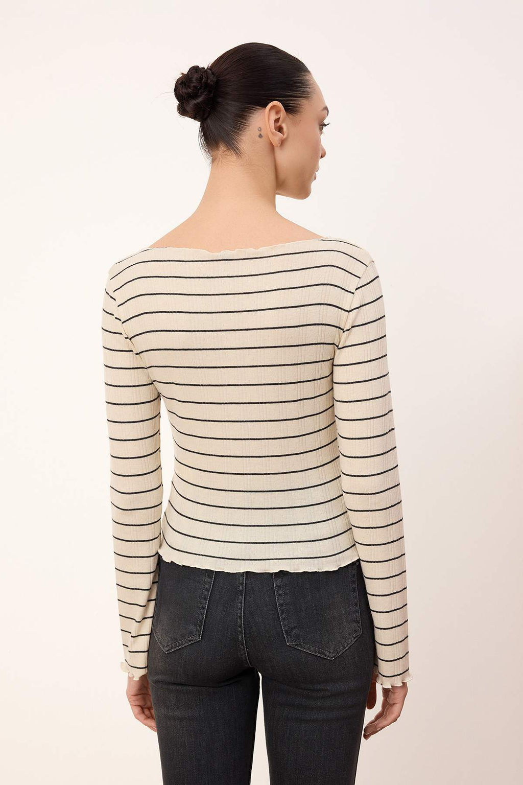 Wardrobe Essentials-Ekru Cizgili Fitted/Vucuda Oturan Kay?k Yaka Raporlu Orme Bluz TWOSS26BZ00176